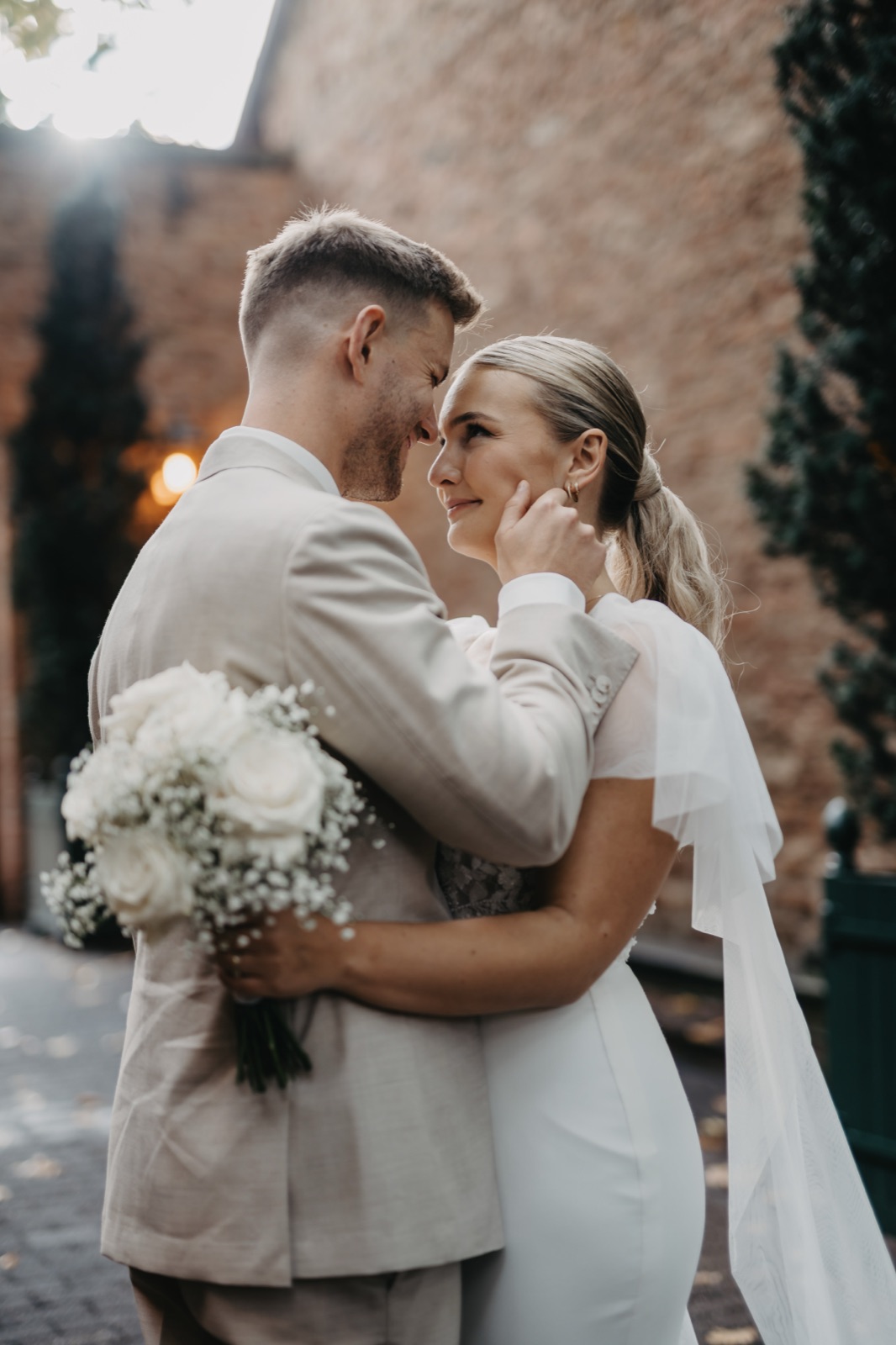 Brautpaar bei Sonnenuntergang - Hochzeitsfotograf finden